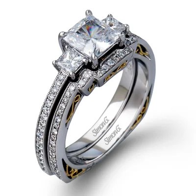 Solitaire Diamond Rings in Platinum SettingsWedding Set in 18k Gold with Diamonds