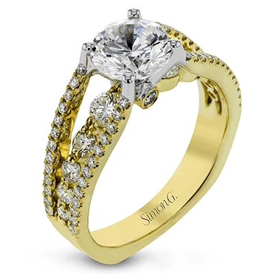 Three - Stone Diamond Rings with Princess - Cut DiamondsEngagement Ring in 18k Gold with Diamonds